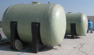 鄭州供應(yīng)玻璃鋼機(jī)械纏繞臥式儲罐 玻璃鋼儲罐f0375fj_化工原料欄目